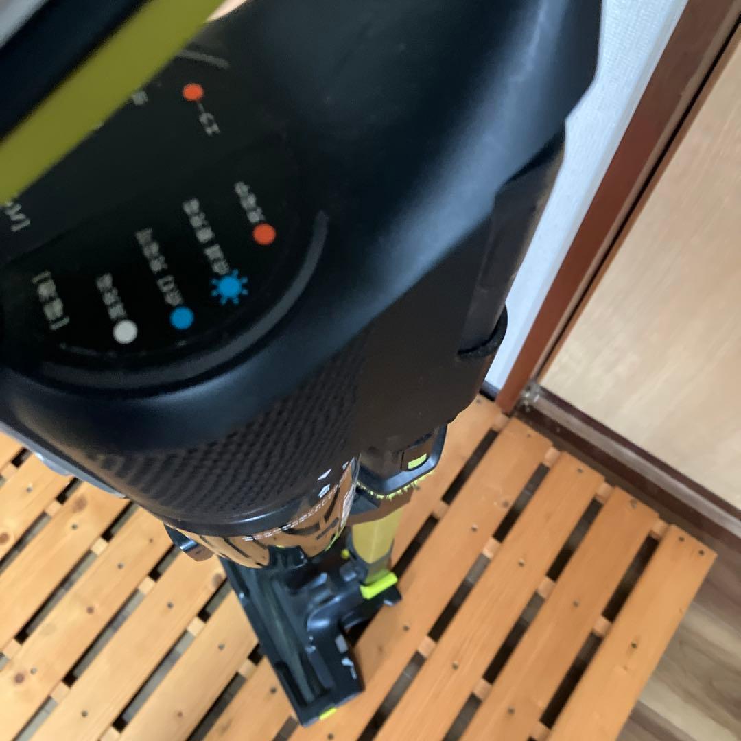 キャニスター型掃除機 黒と黄色