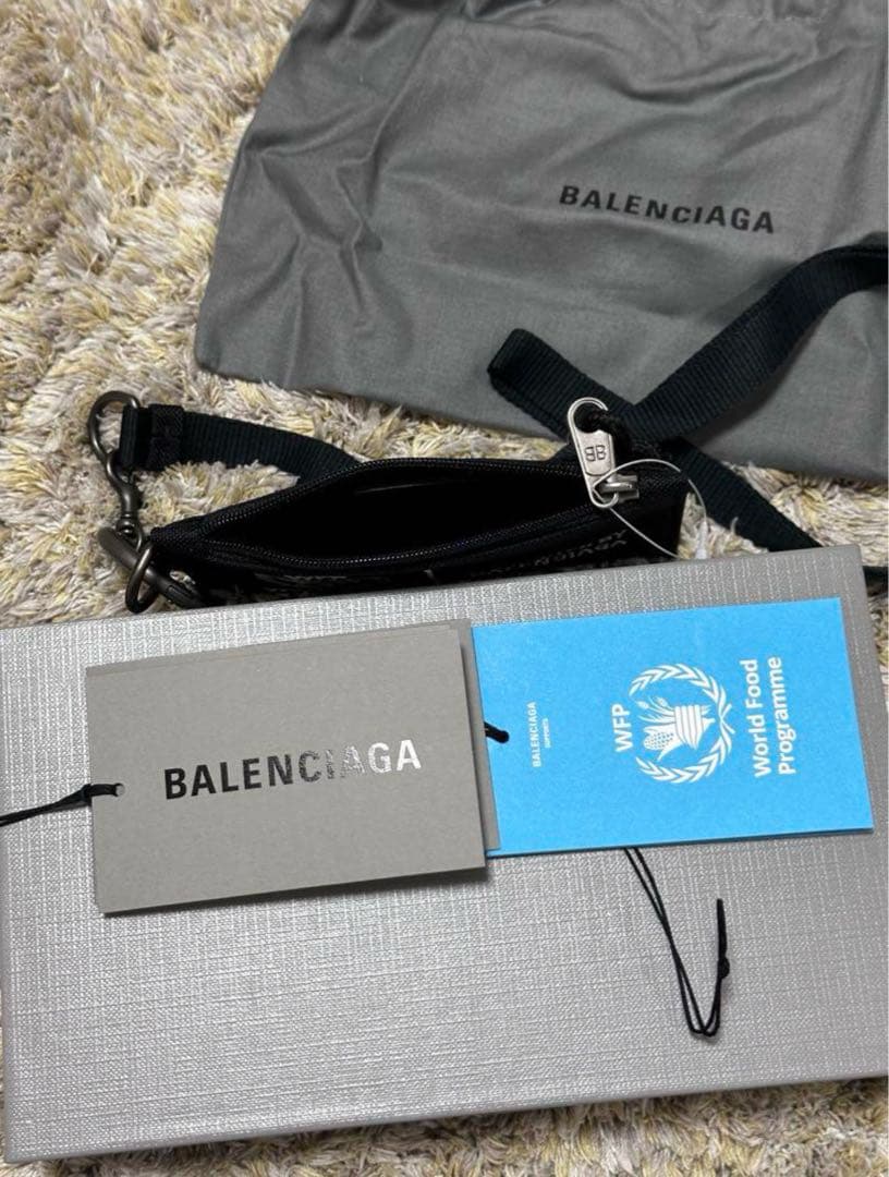 新品 バレンシアガBalenciaga WFPコラボ ナイロンキカードケース