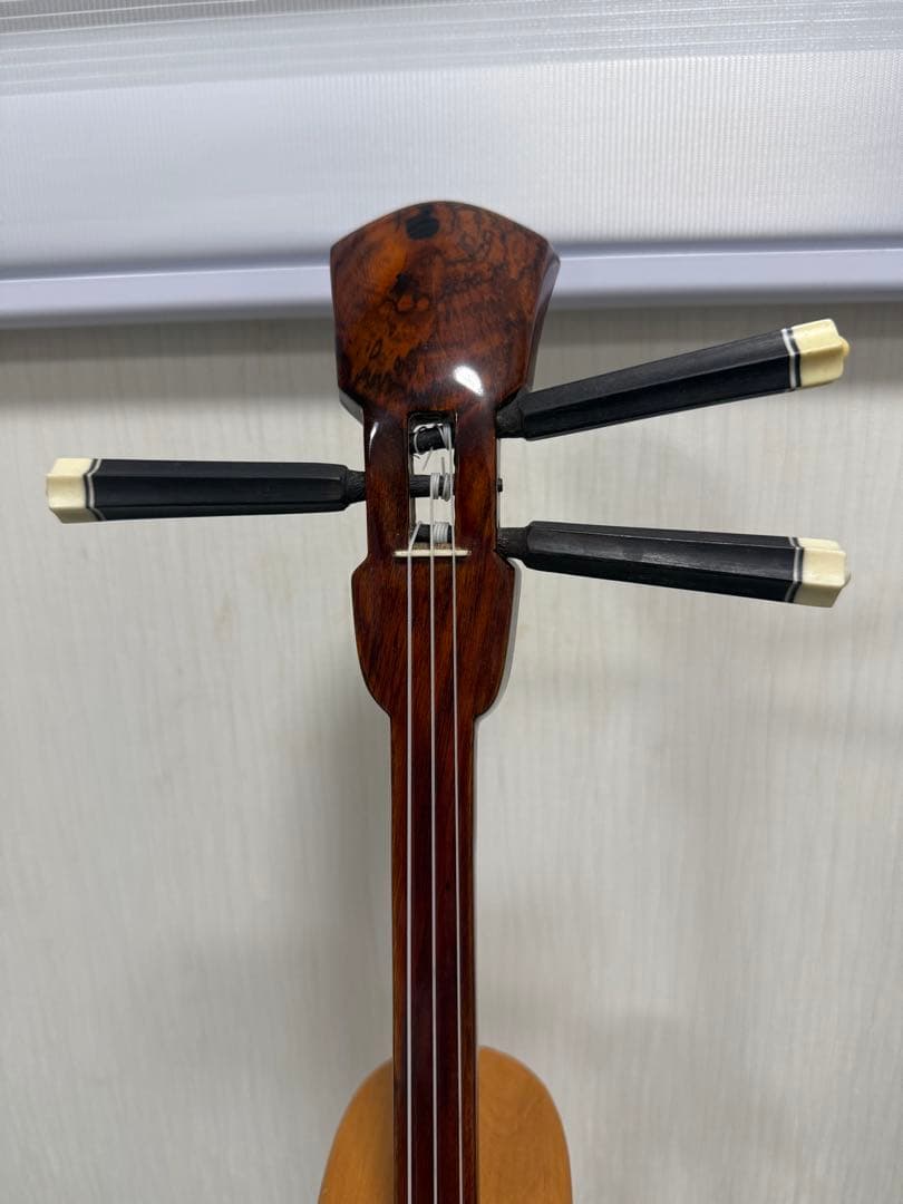 良き音色・良き見た目　沖縄三線　縞黒檀　真壁　人工皮　三線本体