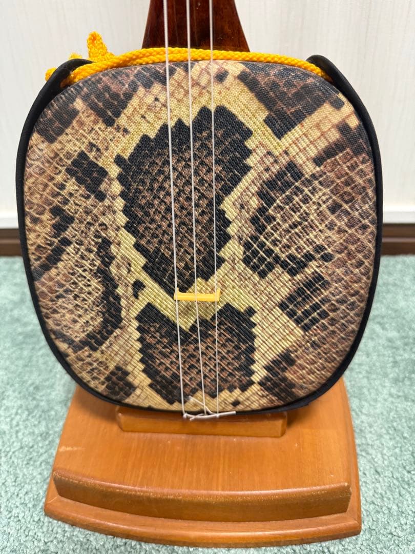 良き音色・良き見た目　沖縄三線　縞黒檀　真壁　人工皮　三線本体