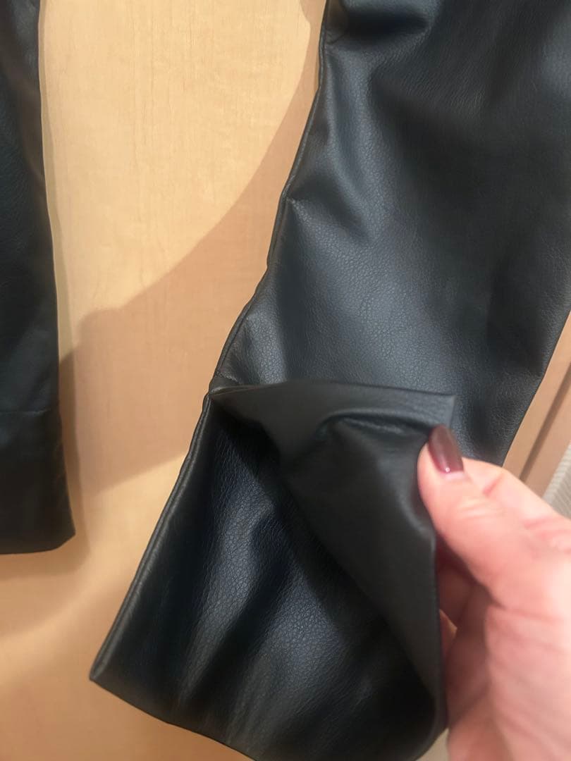 たみコグザビッグスモーク　フェイクレザーパンツ