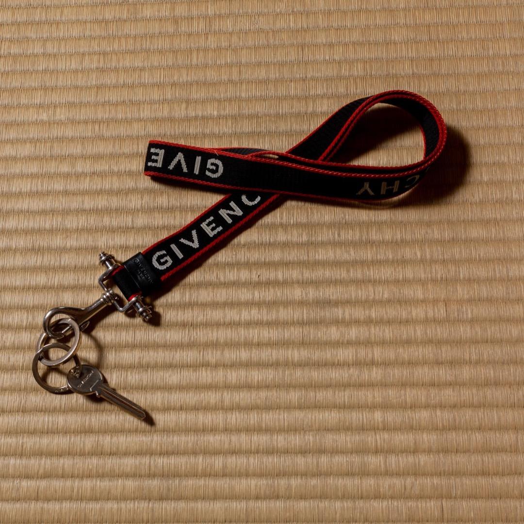 GIVENCHY ロゴ入りキーホルダー