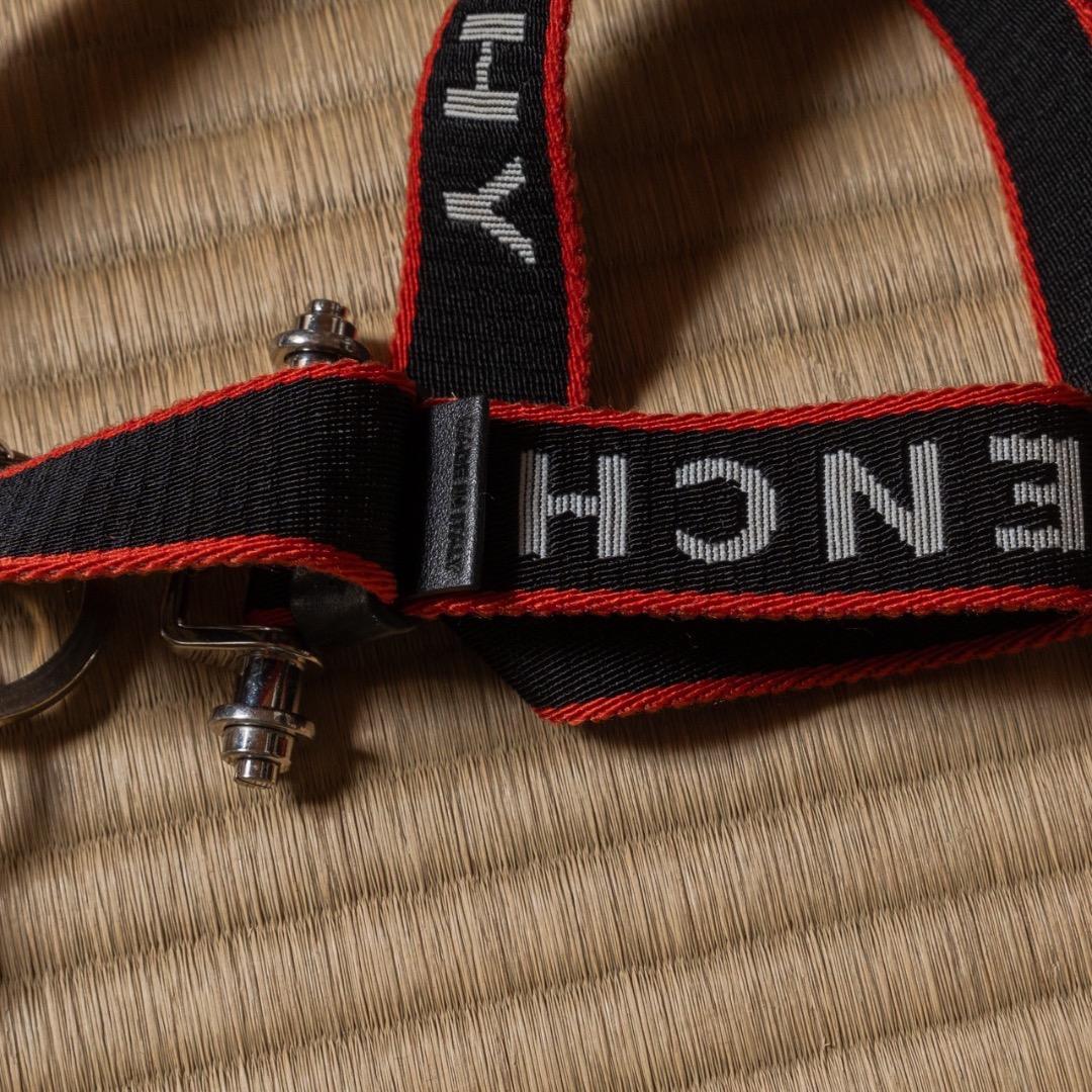 GIVENCHY ロゴ入りキーホルダー