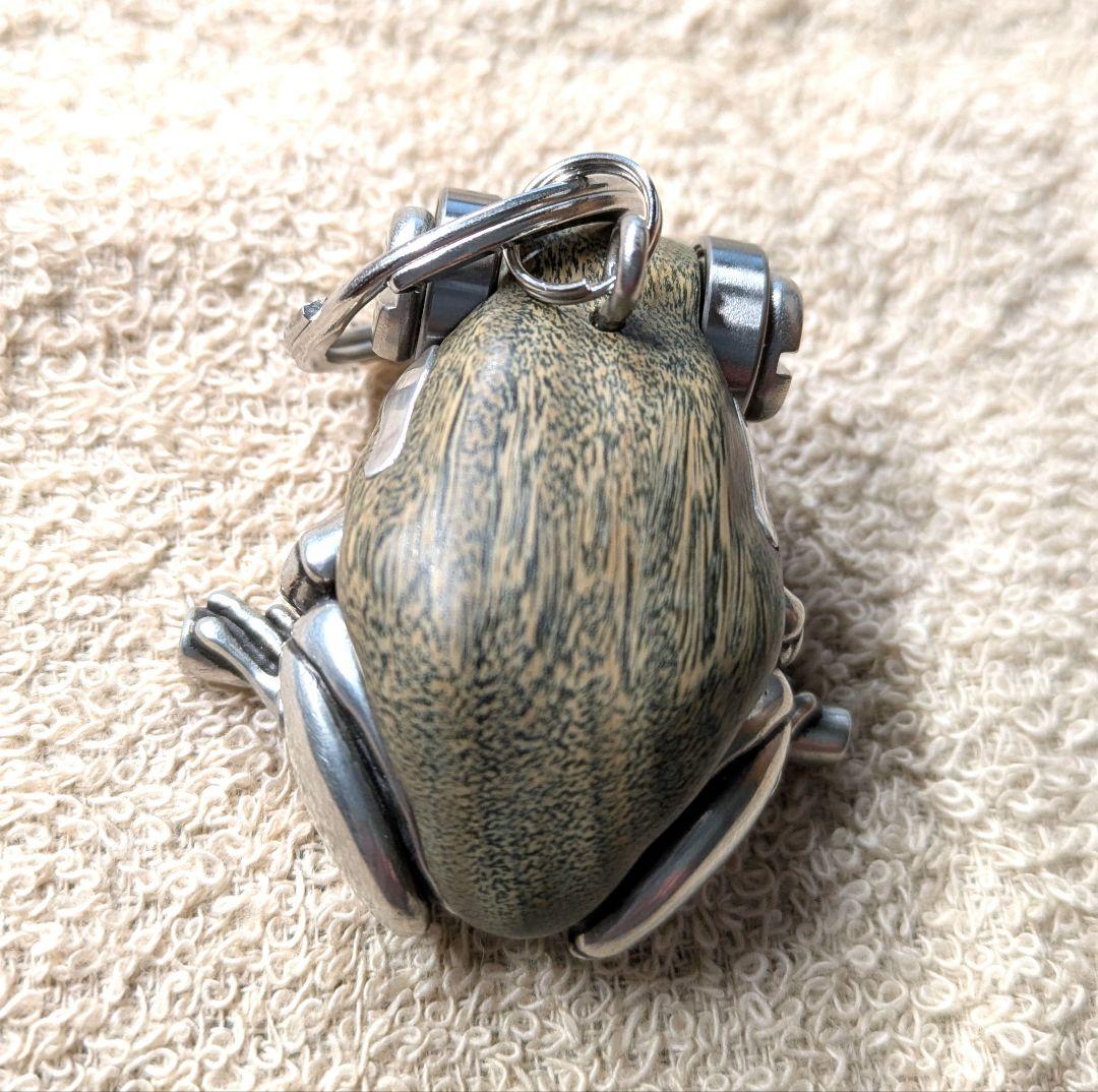 金木工房　カエル　キーホルダー　パロサント（木材）、ピューター（金属）