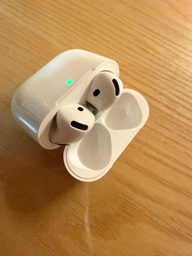 Apple AirPods 4 ノイズキャンセリング付き　本体 ホワイト