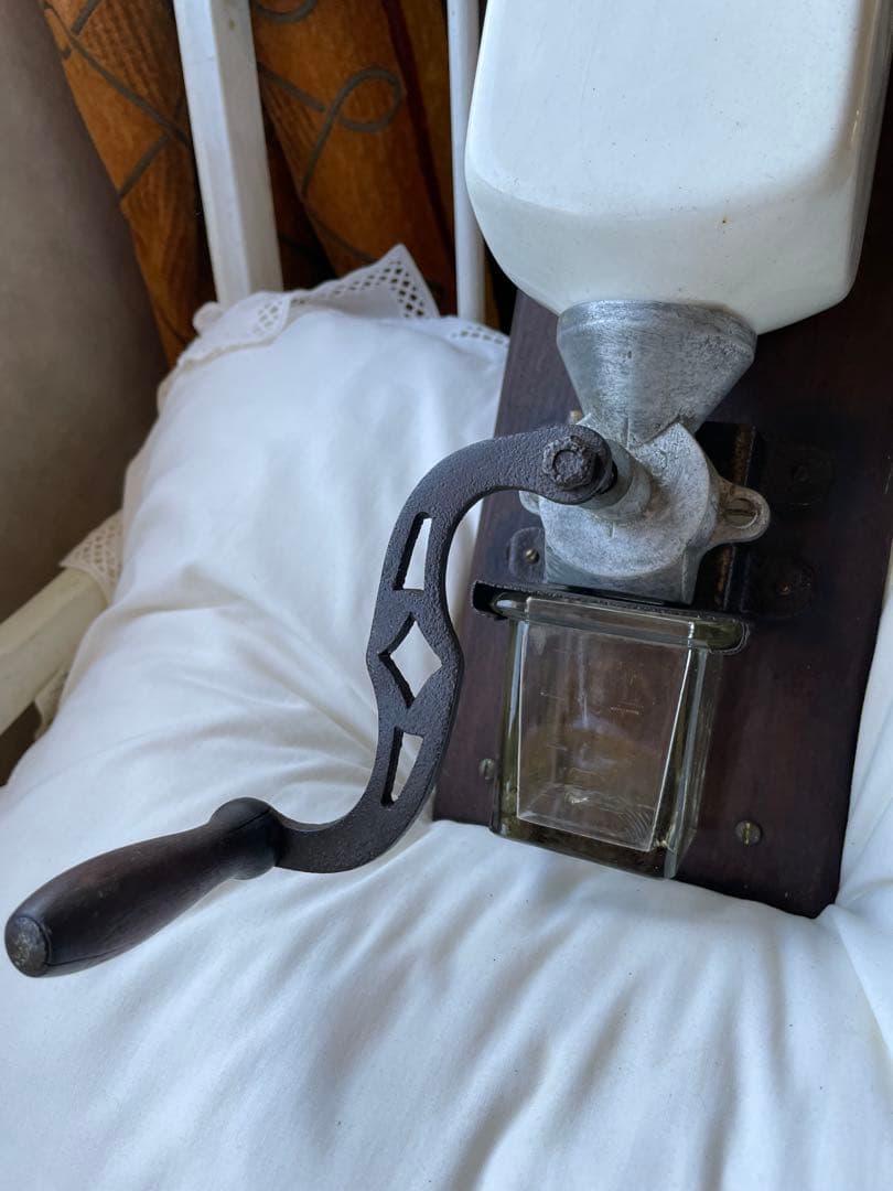 ミリカリアンティーク 壁掛け　コーヒーミル　グラインダー 陶器　ホワイト