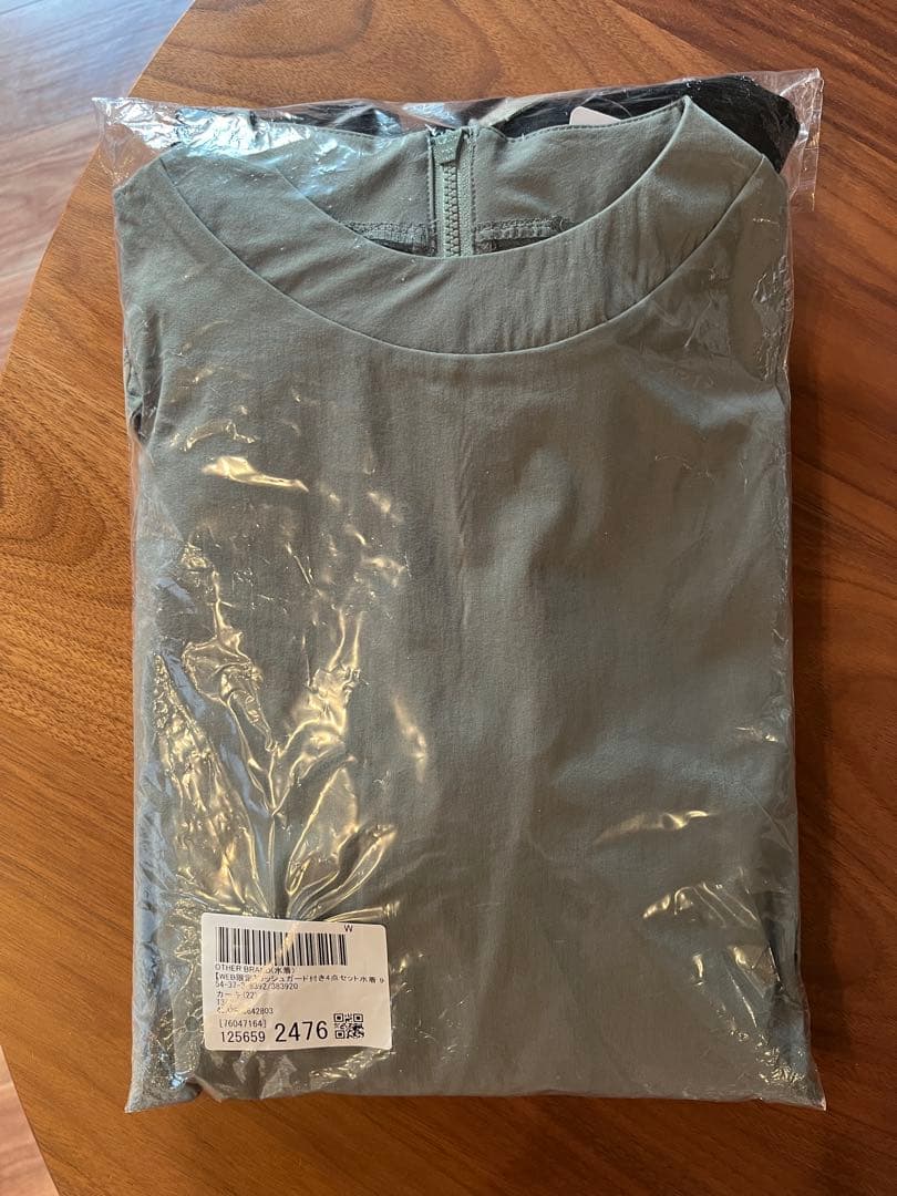 サンアイリゾート　ラッシュガード付き水着4点セット