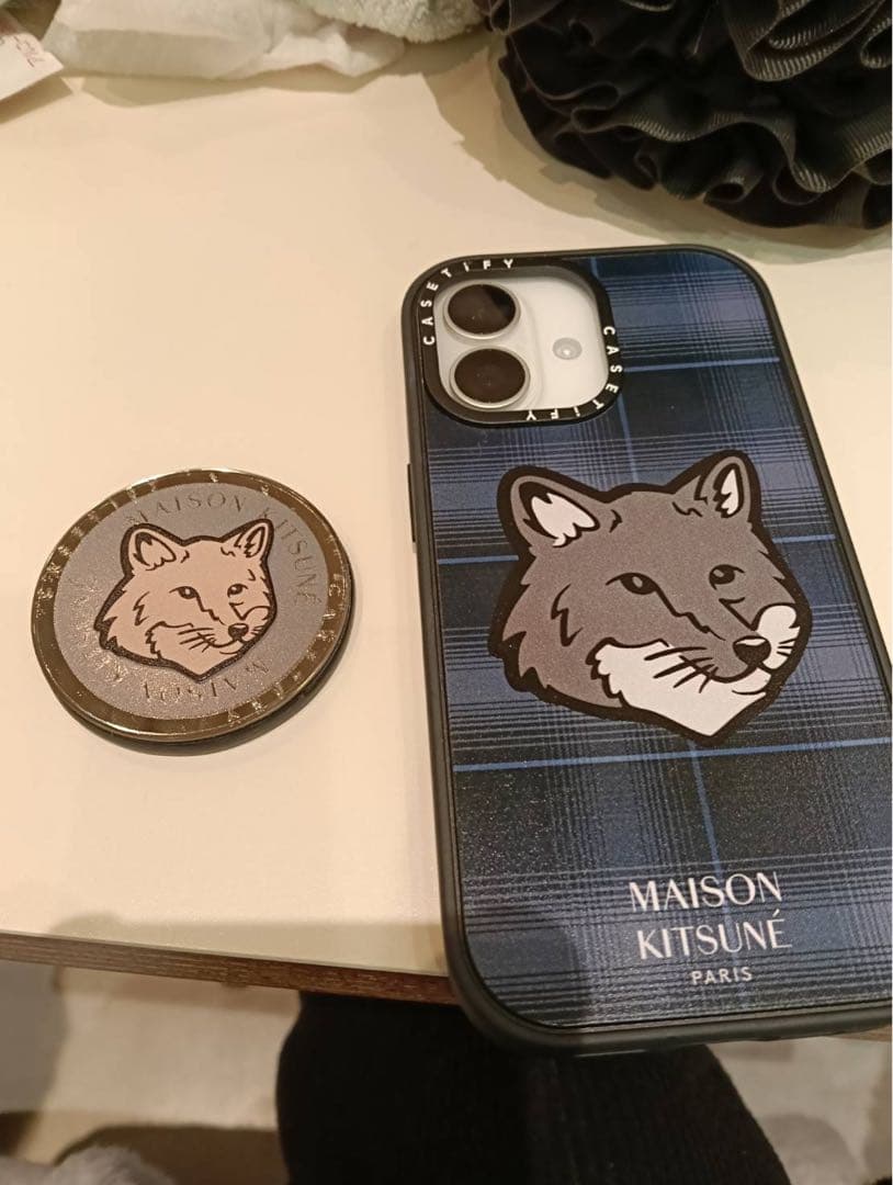 iPhone17限定ver. メゾンキツネCASETiFYのケース(グリップ付き