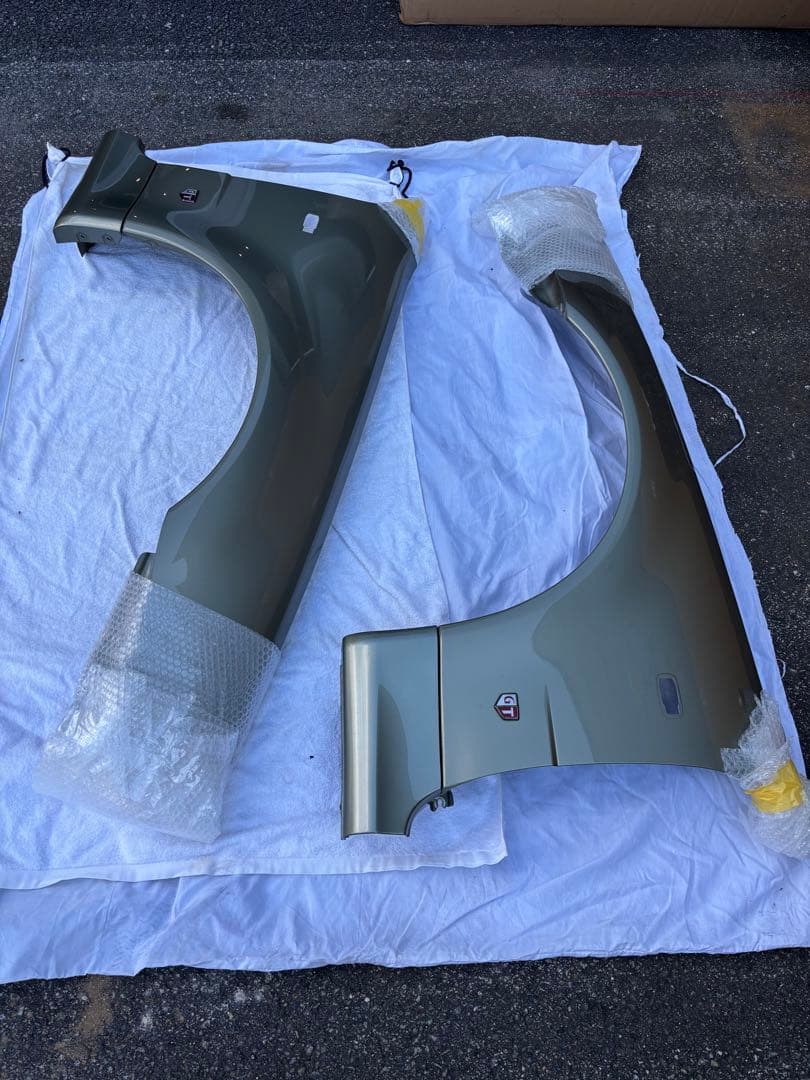 34GTR v specⅡニュル　純正フェンダー エンブレム、ウィンカー付き