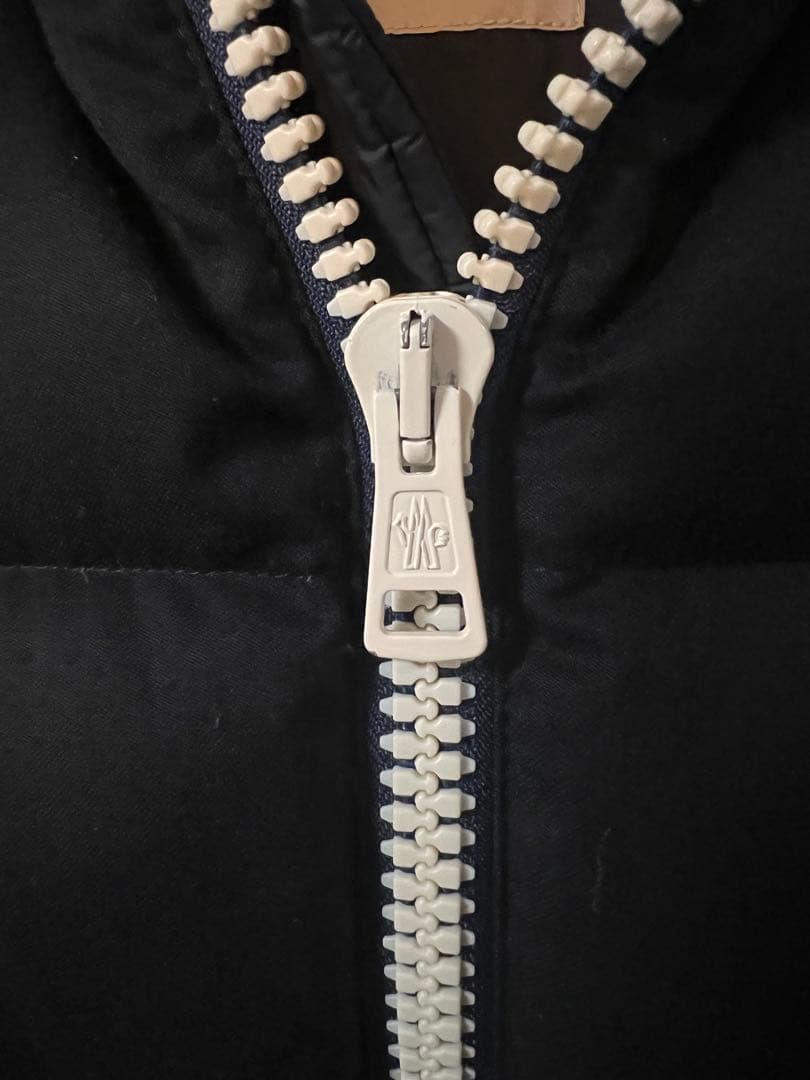 美品　MONCLER フード付きダウンジャケット ネイビー　サイズ2 L相当