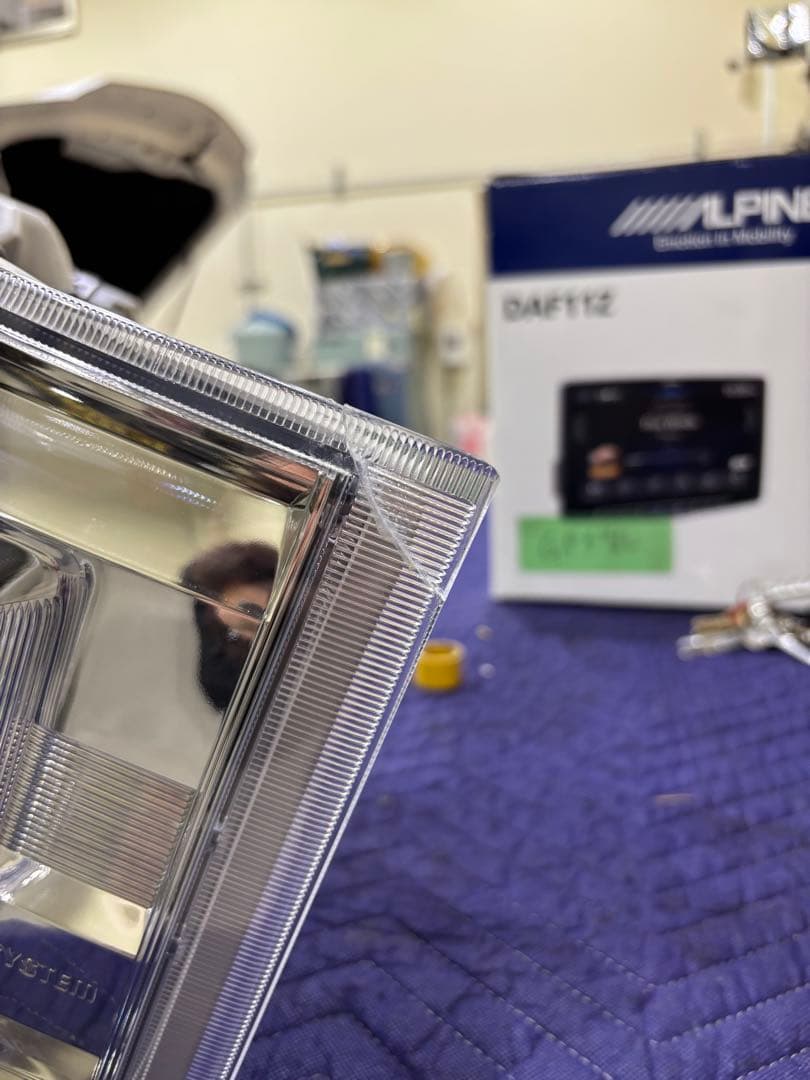 ハイエース　ヘッドライト助手席側　割れ有り