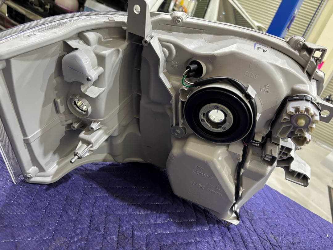 ハイエース　ヘッドライト助手席側　割れ有り