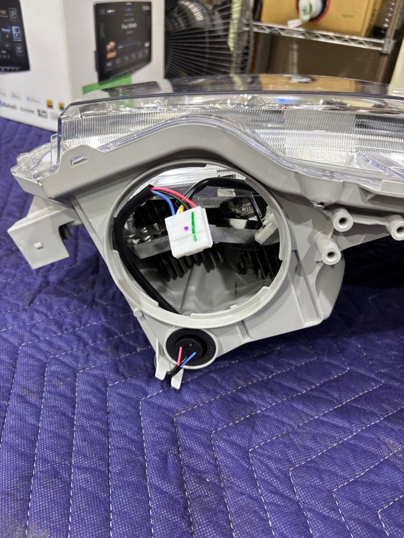 ハイエース　ヘッドライト助手席側　割れ有り