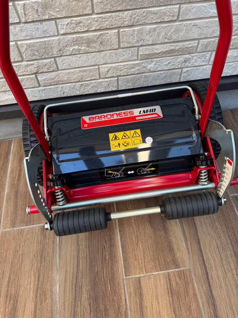 バロネス手動式芝刈り機　LM4D