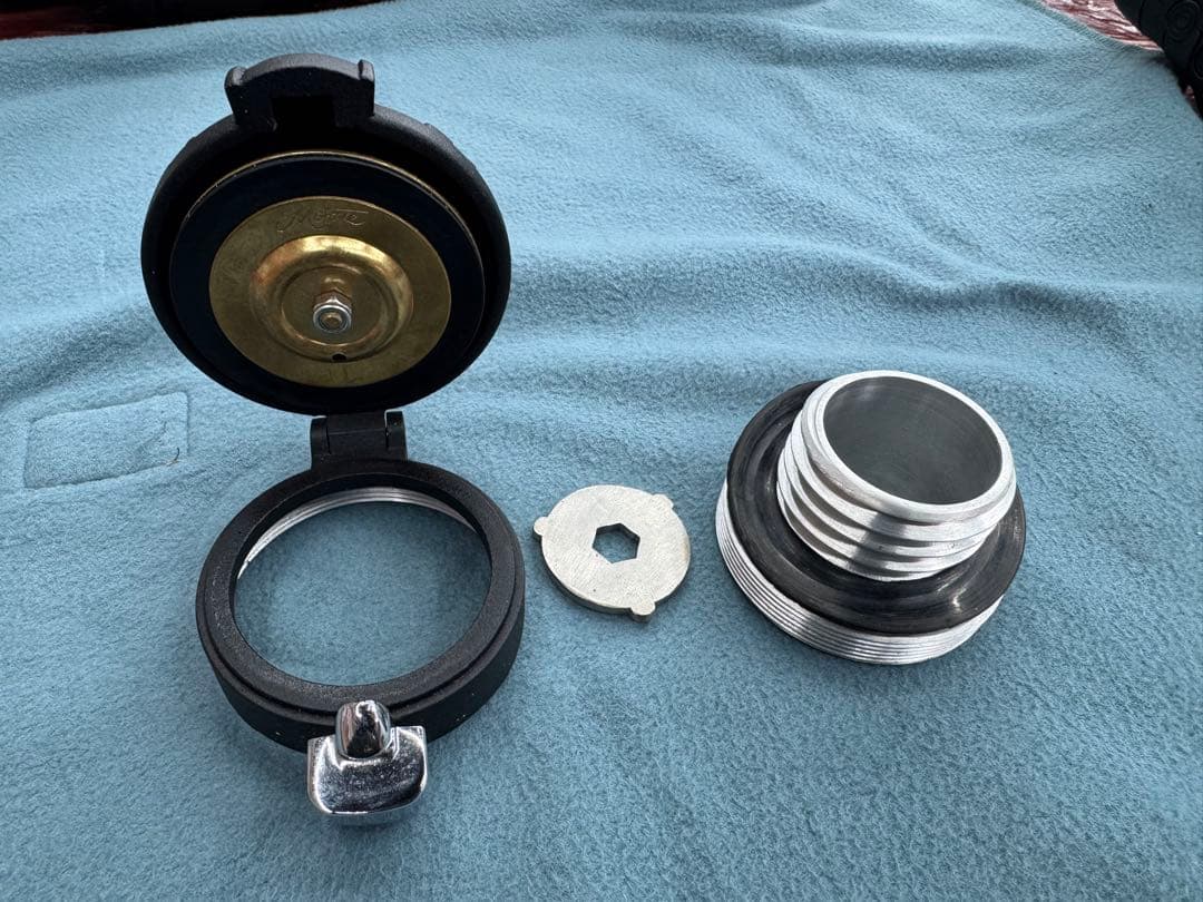 トライアンフ フリップアップ タンクキャップ モートーン