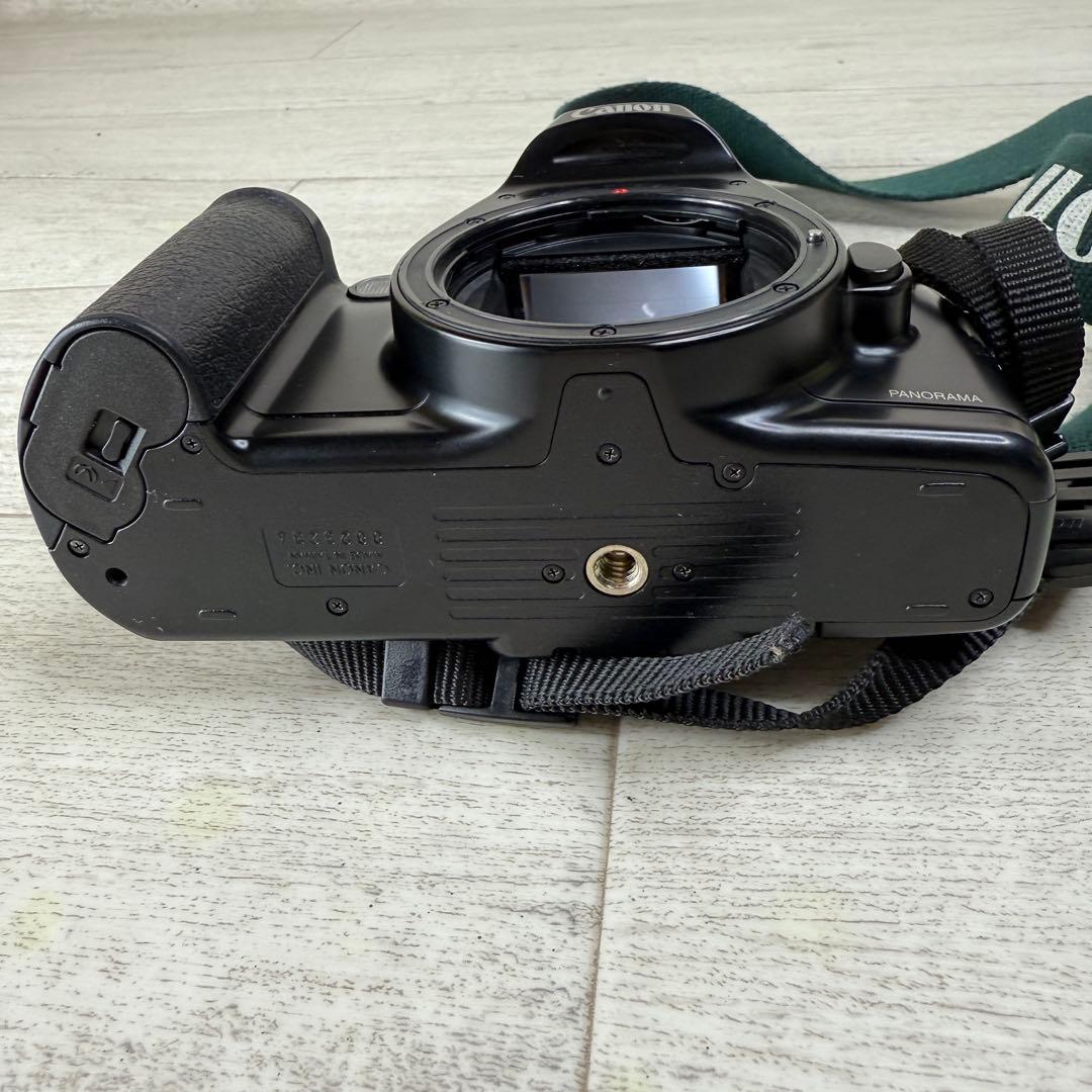 Canoni EOS Kiss カメラ　フィルム一眼レフタムロンズーム付き