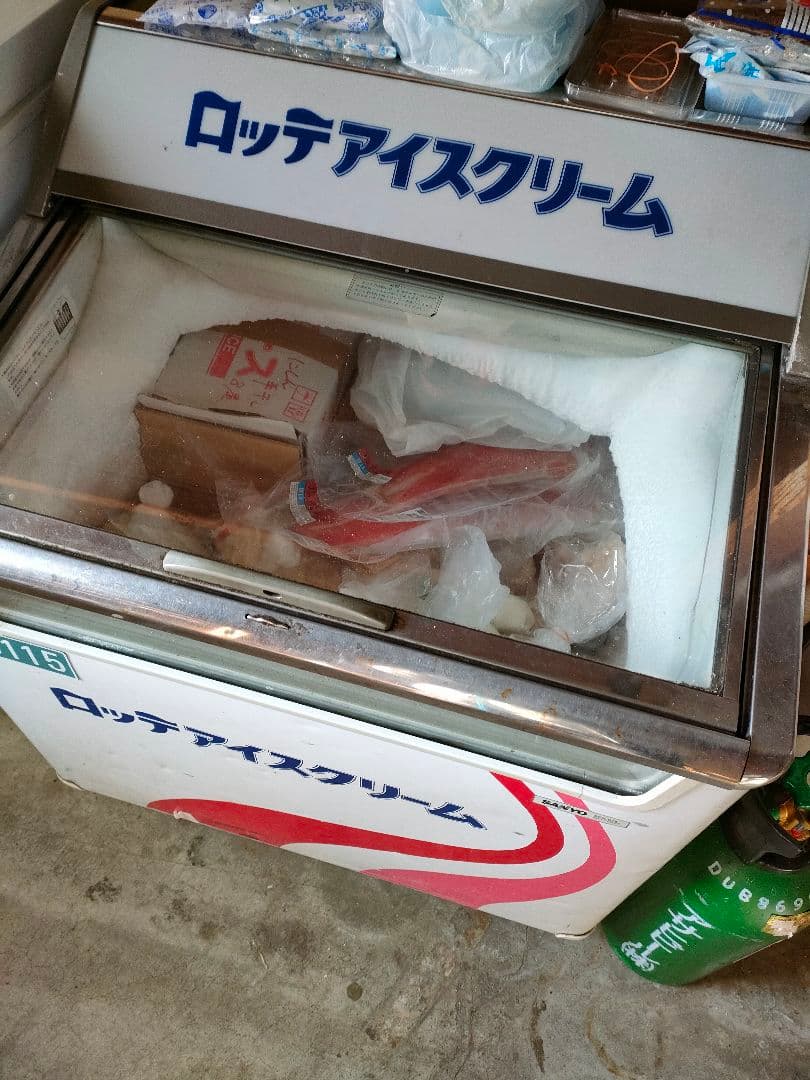 冷凍庫130L往年の名機です5枚目の写真は使用中のものです!