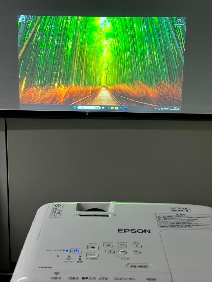 EPSON エプソン　プロジェクター　EB-W05 3300ルーメン