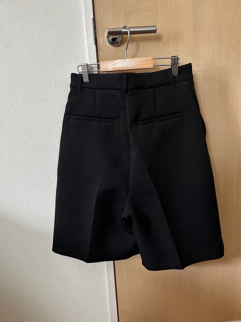 ブラック タック入り ショートパンツ