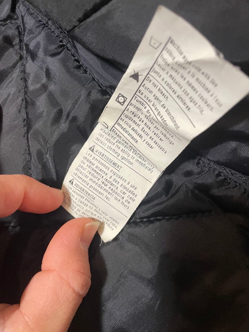 Carhartt 黒 ダウンベスト