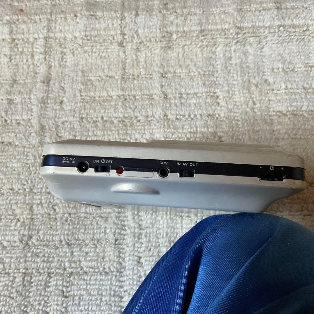 RAPHAIE 3.6型ポータブルDVDプレイヤー　2005年式。【ジャンク品】