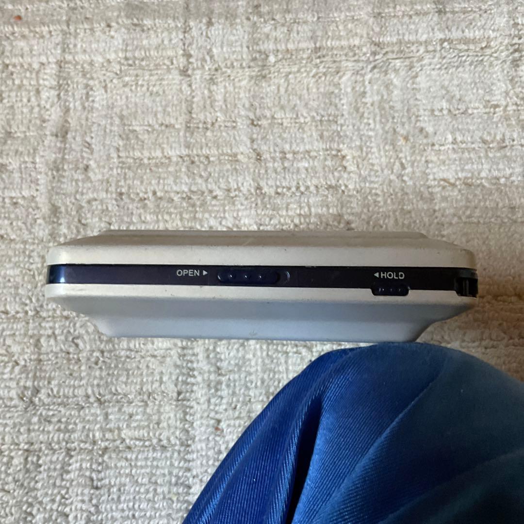 RAPHAIE 3.6型ポータブルDVDプレイヤー　2005年式。【ジャンク品】