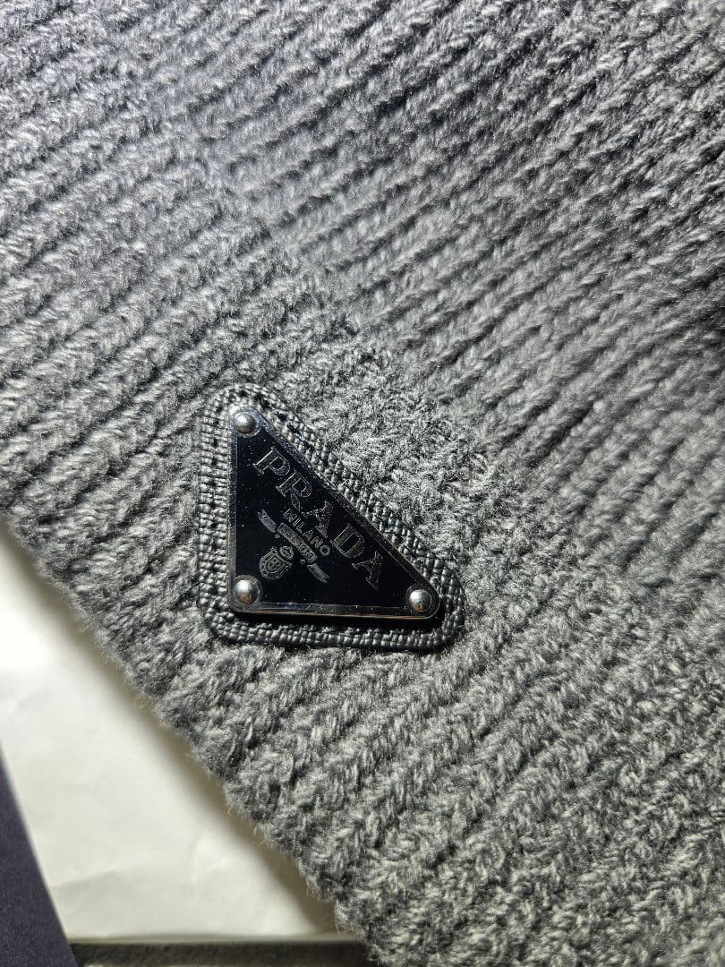 PRADA 　グレー 　ニット帽　ビーニー　トライアングルロゴ