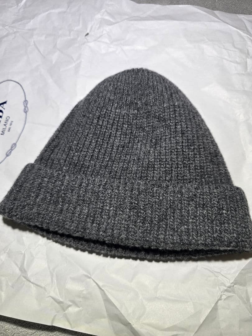 PRADA 　グレー 　ニット帽　ビーニー　トライアングルロゴ