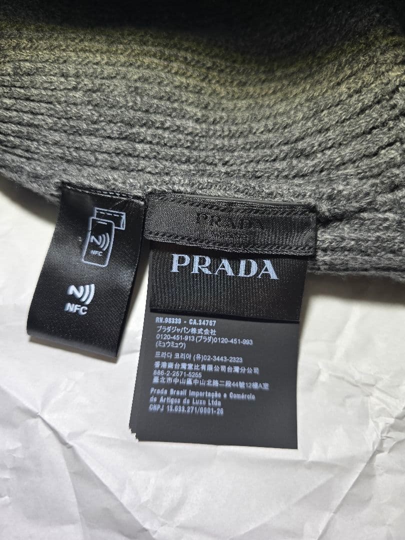 PRADA 　グレー 　ニット帽　ビーニー　トライアングルロゴ