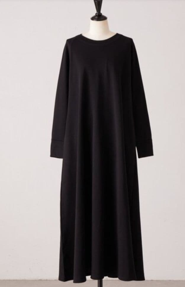 31900円　今季新品タグ付　ビアズリー　裏毛　フレア　ロング ワンピース　黒１