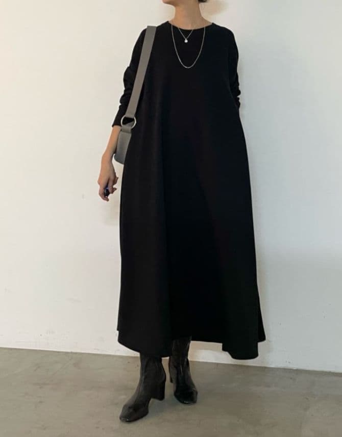 31900円　今季新品タグ付　ビアズリー　裏毛　フレア　ロング ワンピース　黒１