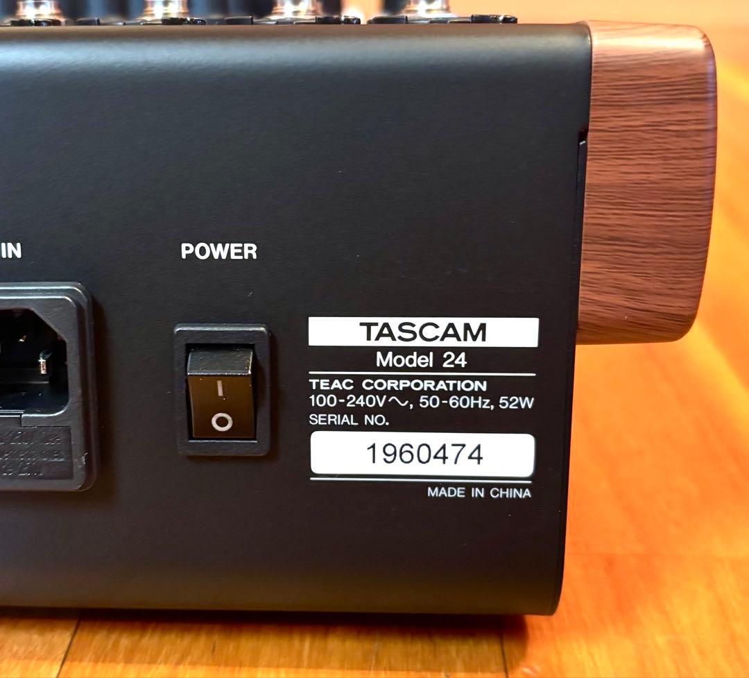 【未使用品】TASCAM ミキサー Model24 特注ハードケース付