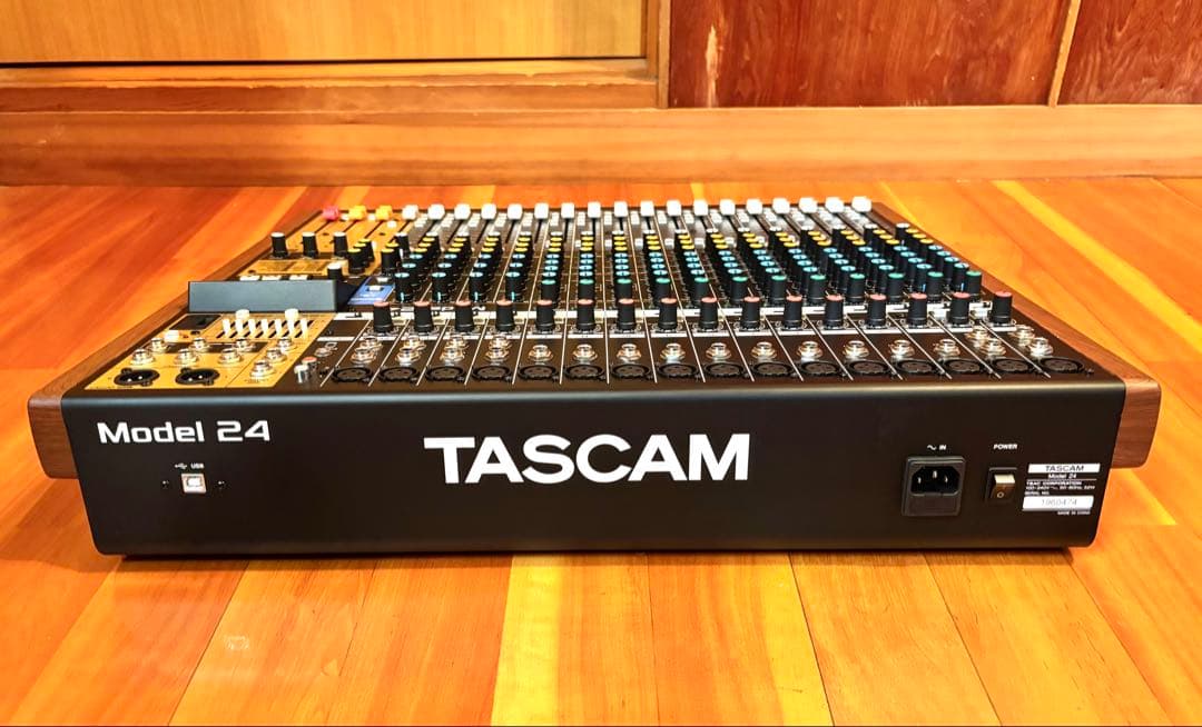 【未使用品】TASCAM ミキサー Model24 特注ハードケース付