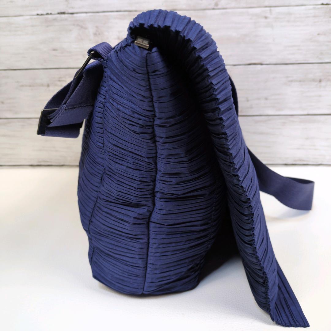 プリーツプリーズ メッセンジャーバッグ ショルダーバッグ イッセイミヤケ