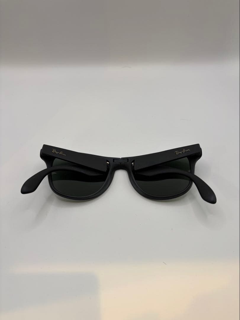 折りたたみ式のRay-Banサングラス、スタイリッシュで持ち運びに便利。