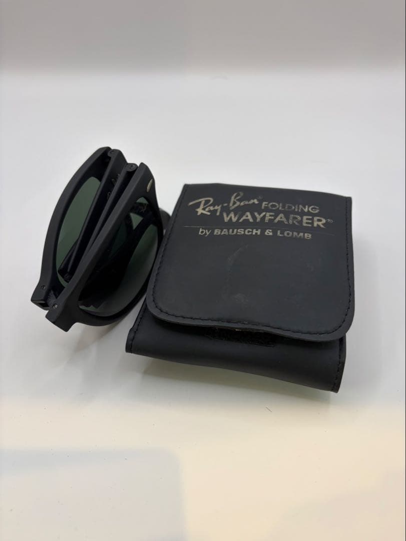 折りたたみ式のRay-Banサングラス、スタイリッシュで持ち運びに便利。