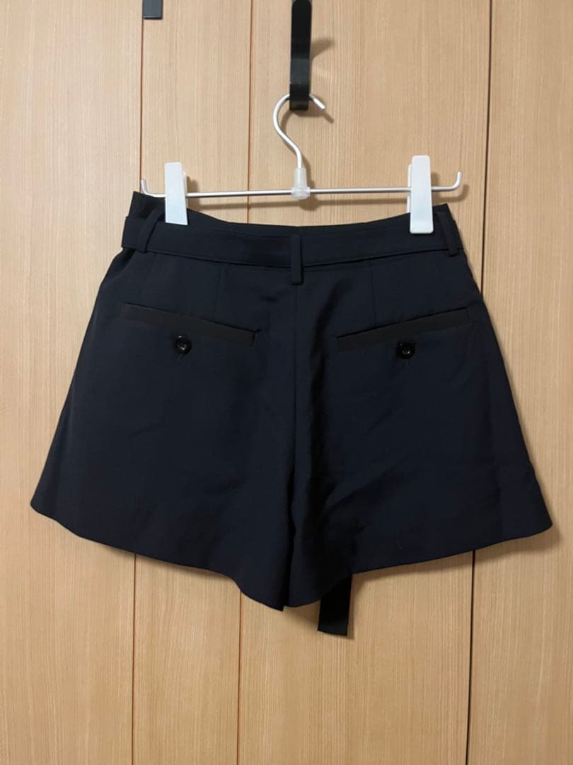 黒 ベルト付きショートパンツ