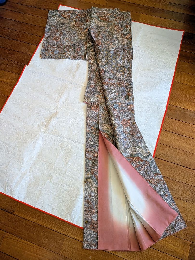 【美品】お召し 辻が花模様織り出し 刺繍 優しいグレー 淡ピンク 正絹