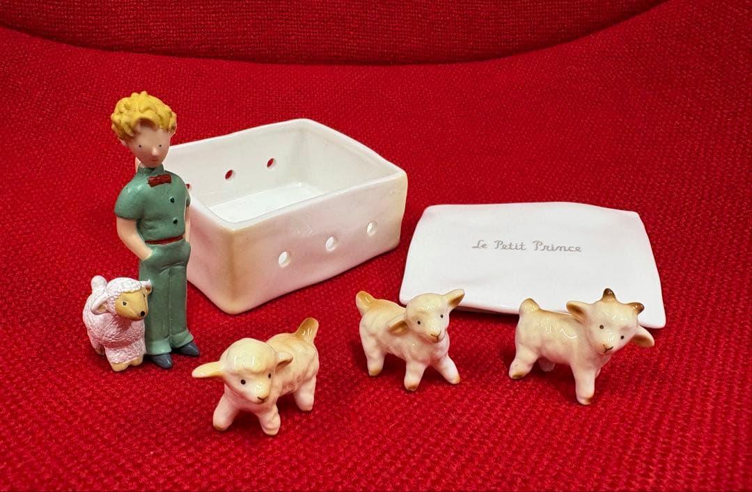 星の王子さまNo.401 ヒツジと箱　ボーンチャイナ　陶器製人形とPLASTOY