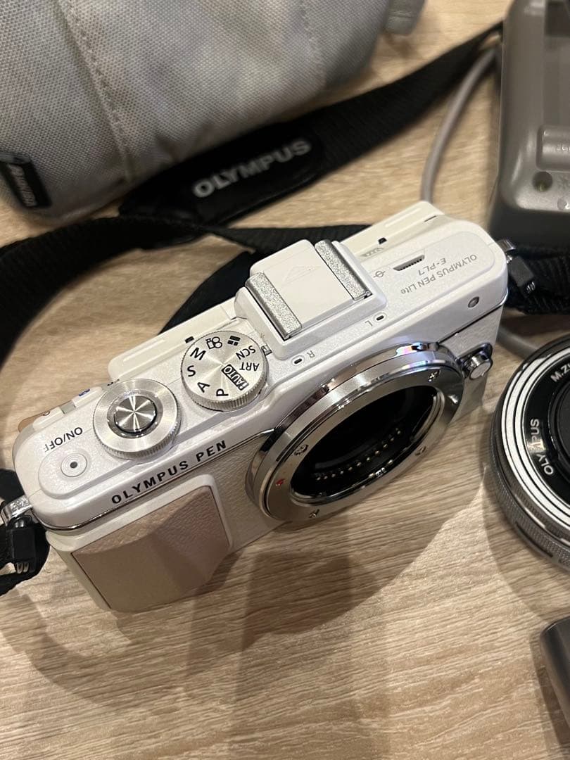 OLYMPUS PEN ミラーレス一眼カメラ ホワイト