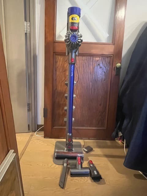 Dyson V7／コードレス掃除機 フルセット　スタンド付　訳あり　USED
