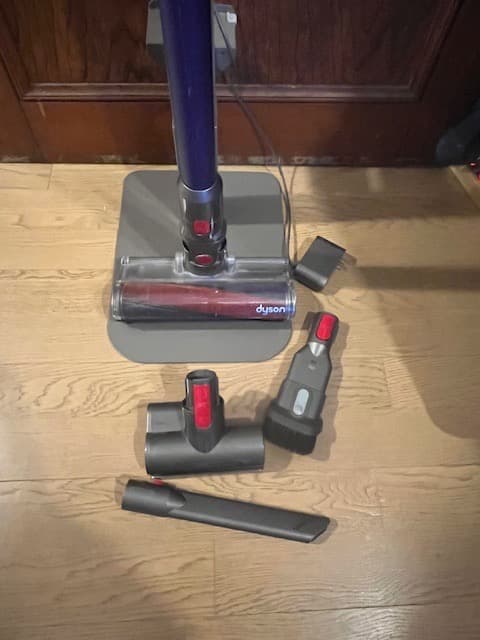 Dyson V7／コードレス掃除機 フルセット　スタンド付　訳あり　USED