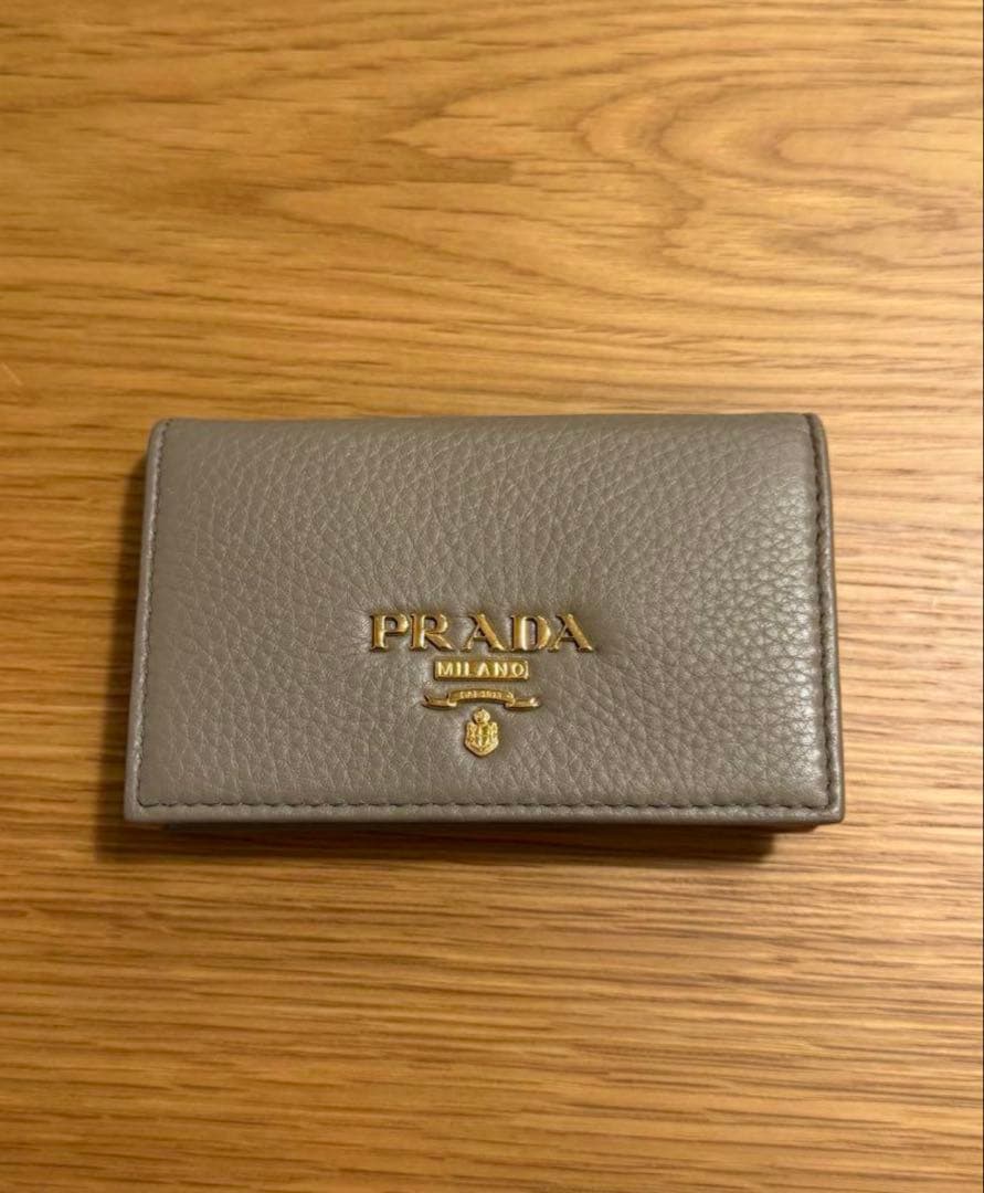 ほぼ未使用　PRADA グレージュ　レザー 名刺入れ
