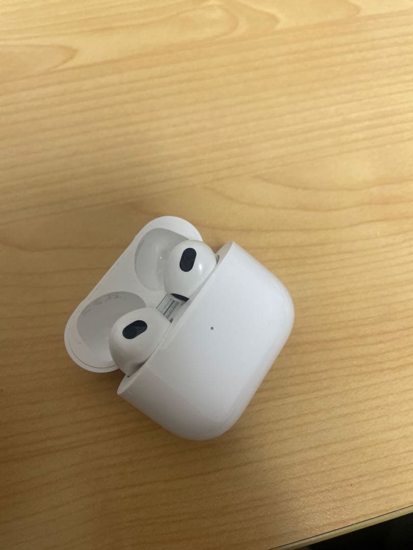 ブ*ゃ様 AirPods本体 第3世代　ホワイト 充電ケース付き
