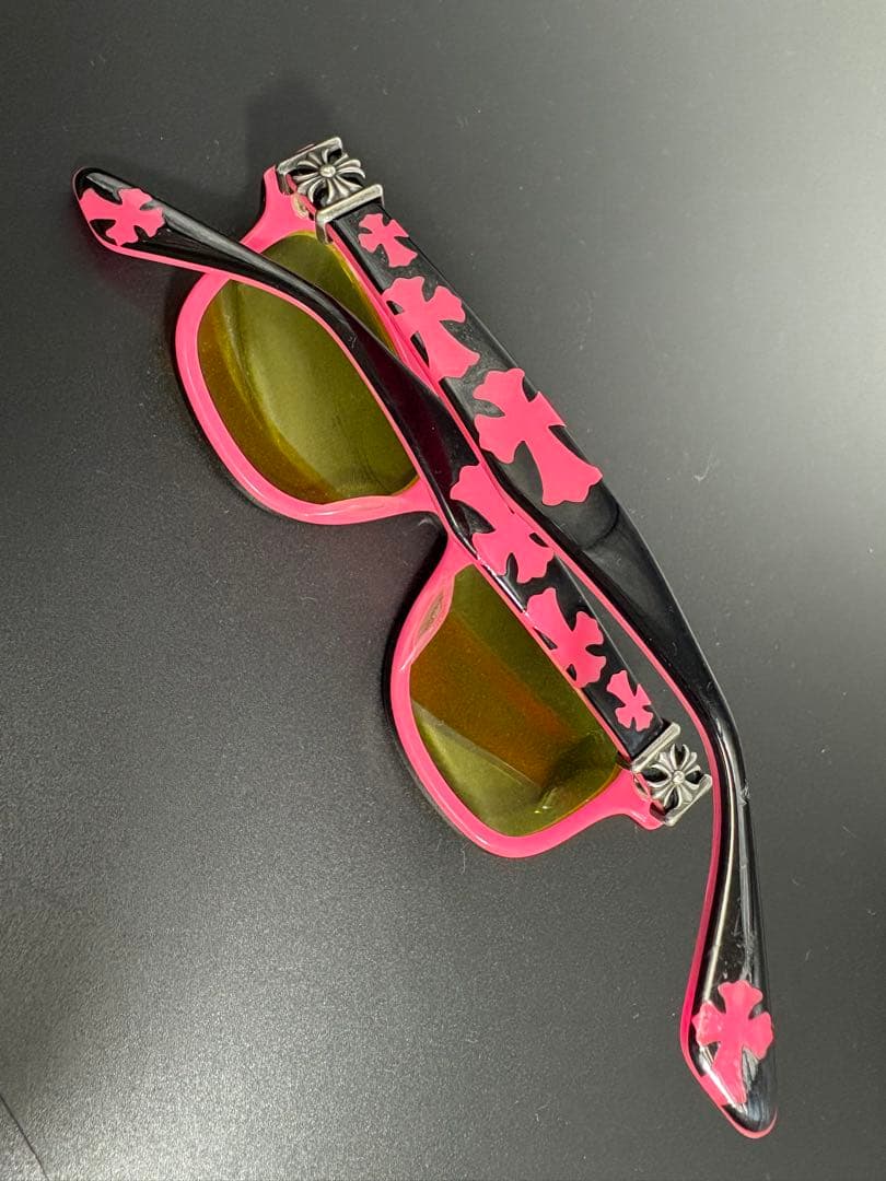 CHROME HEARTSアイウェア　劇渋　ブラック×ピンクのサングラス