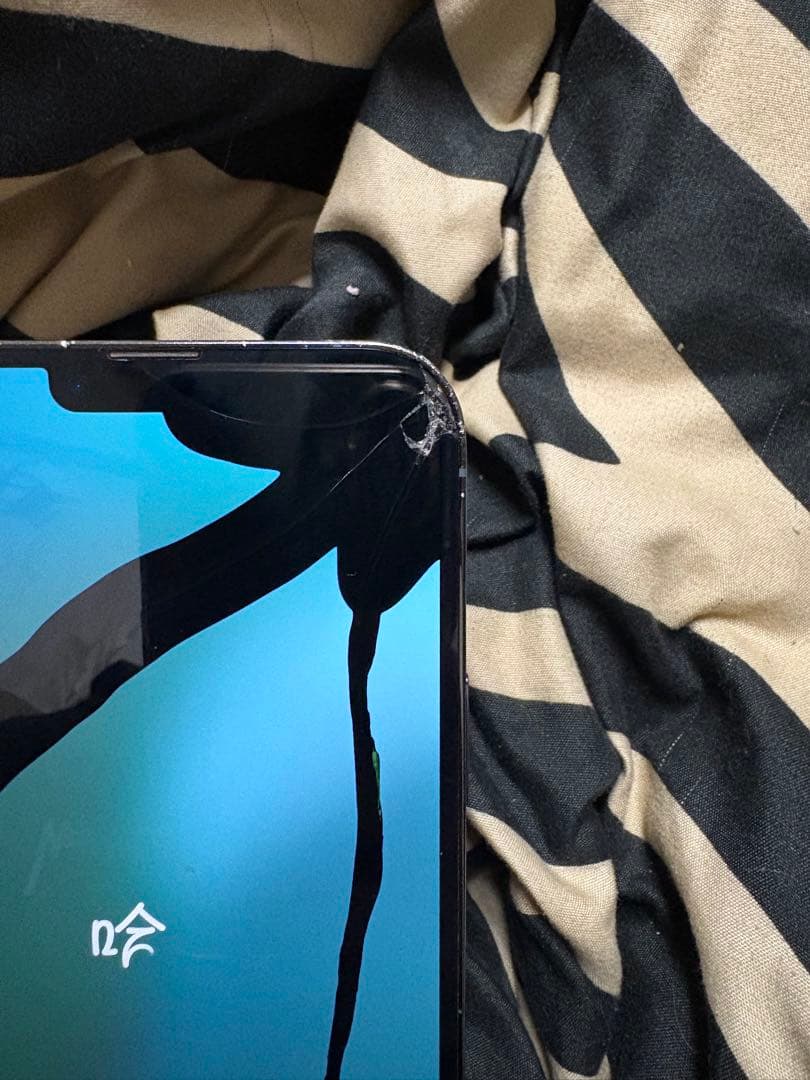 iPhone 13 Pro 本体 ひび割れあり