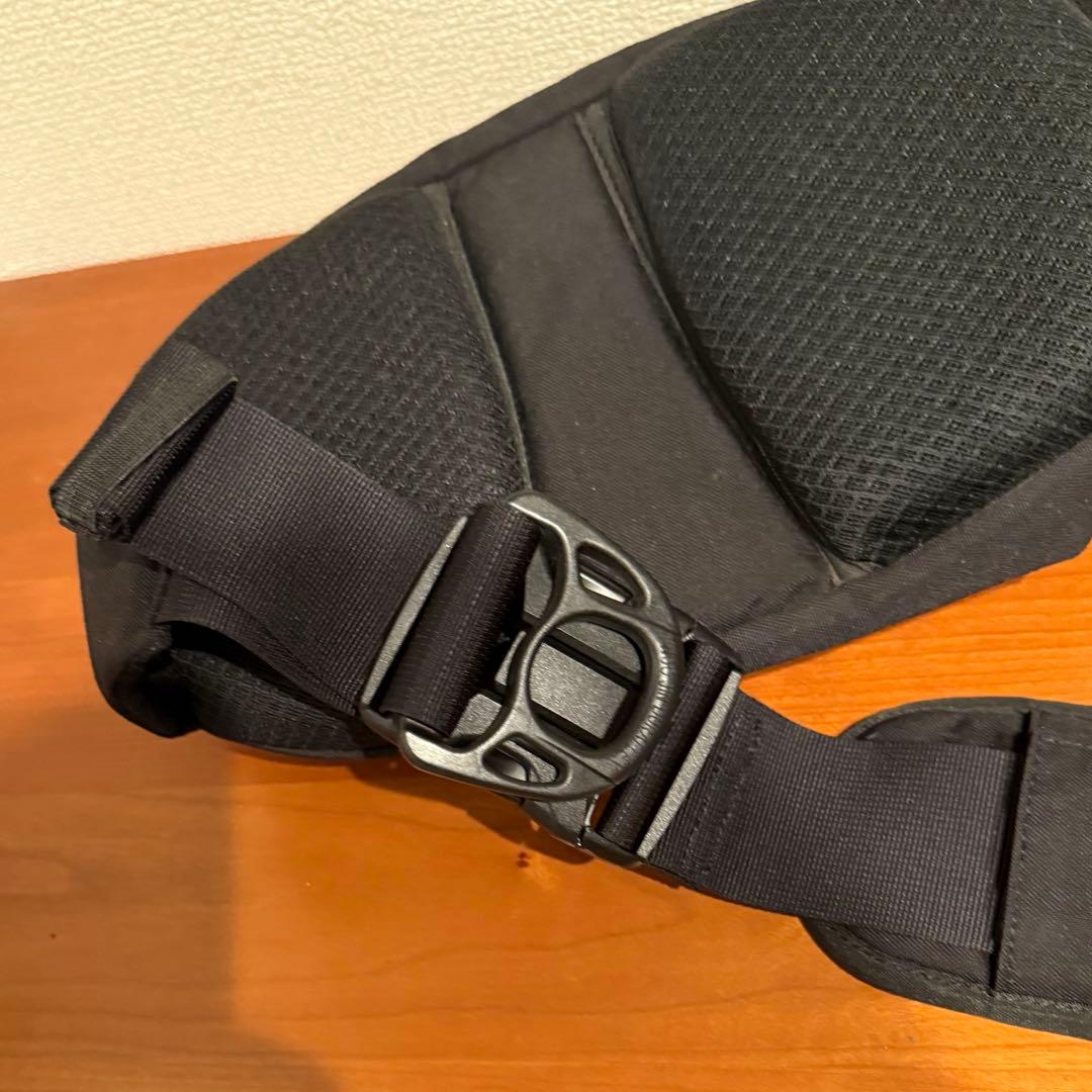 ★ここなっつ★【美品】Hugoo（ハグー）ヒップシート ブラック×イエロー