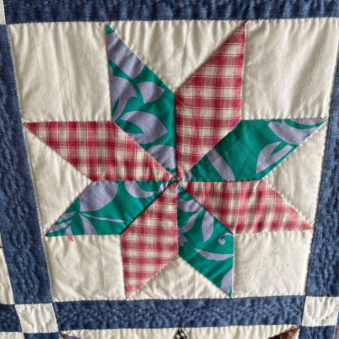 真四角なカラフルなキルトタペストリー