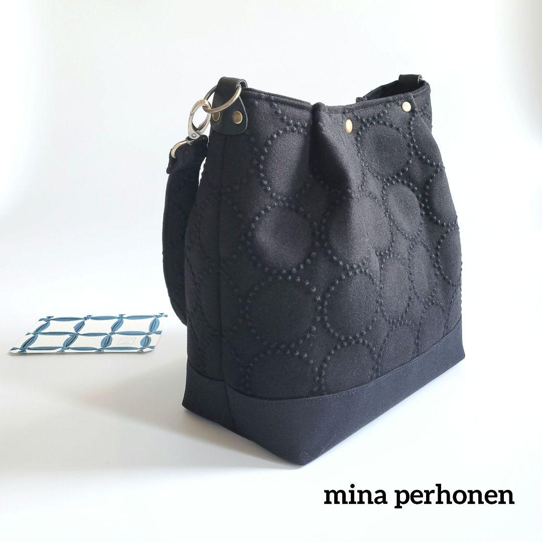 ミナペルホネン　大きめショルダーバック dopタンバリン(ブラック)