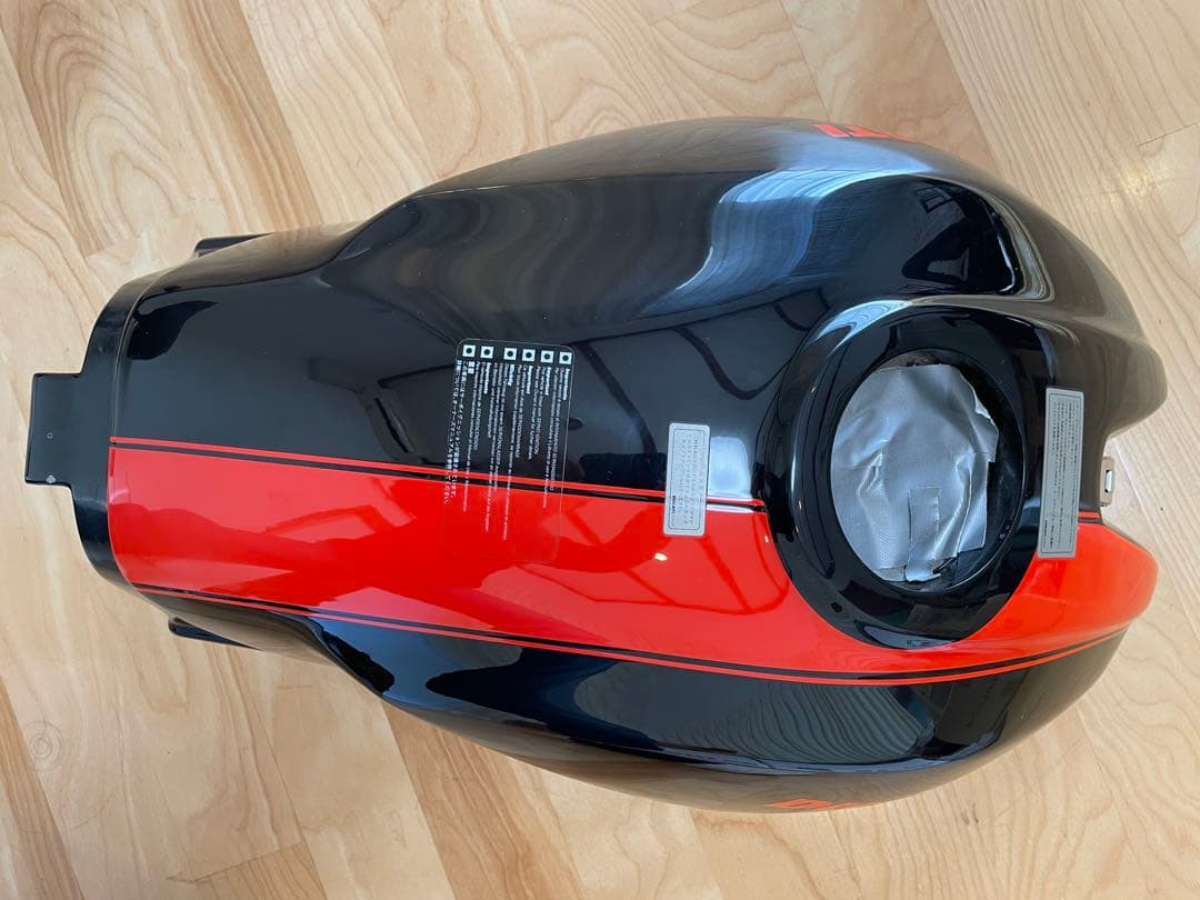 美品 ドゥカティモンスター S2R.S4R用タンク 樹脂製